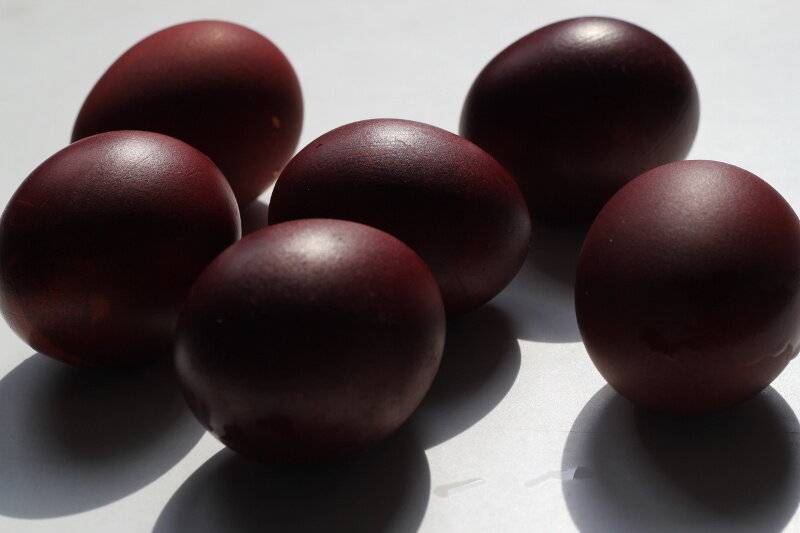 ​как покрасить пасхальные яйца натуральными красителями | mama-znaet.com