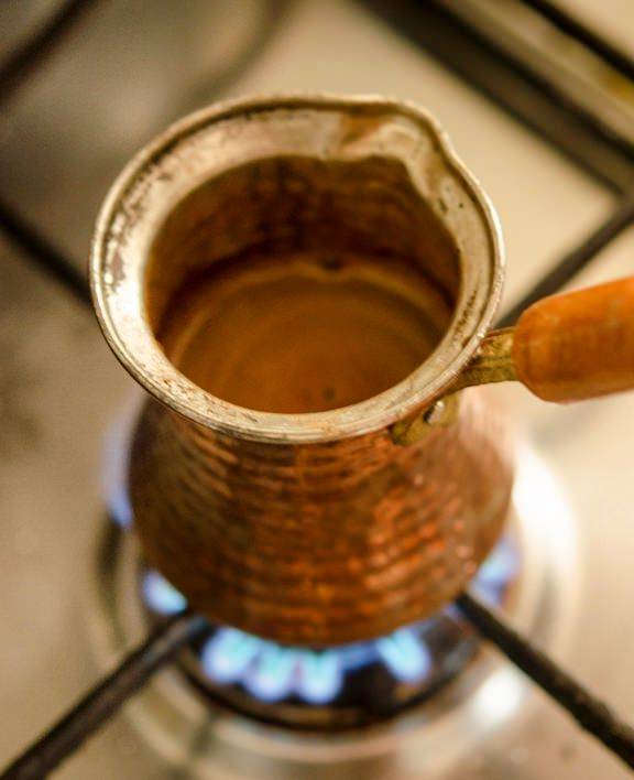 Турка для стеклокерамической плиты: можно ли использовать медную джезву, как сварить кофе