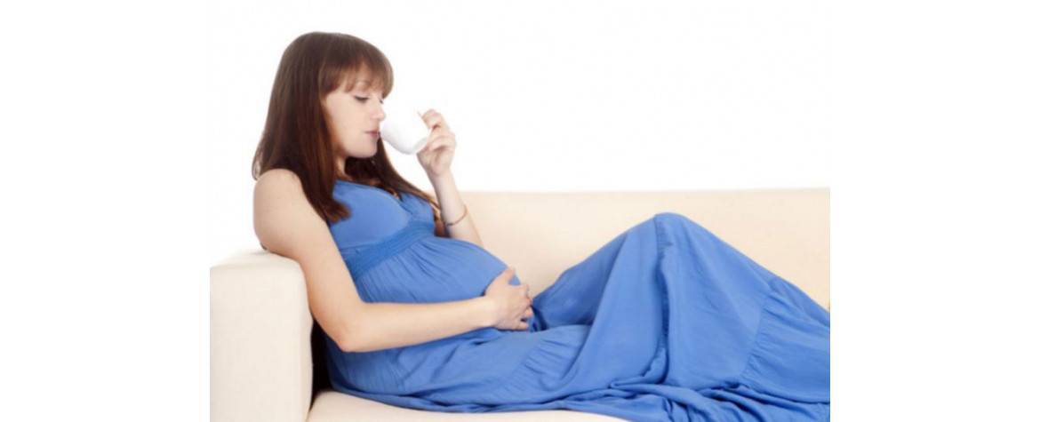Можно ли беременным кофе с молоком или без кофеина: вредно ли это и сколько чашек пить в день?