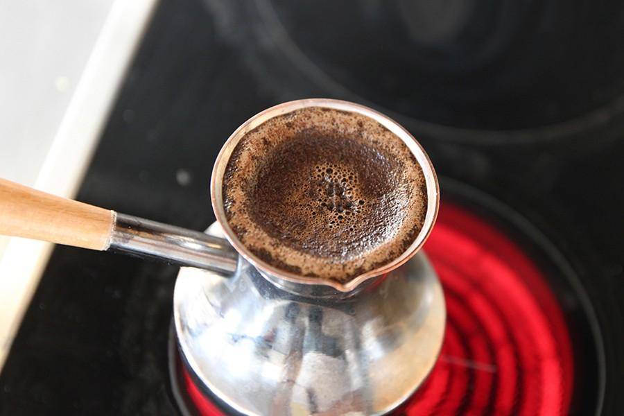 Как правильно сварить кофе в турке: вкусные рецепты на плите в домашних условиях
