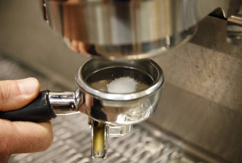 Как почистить кофемашину от накипи и кофейных масел и чем промыть капучинатор?