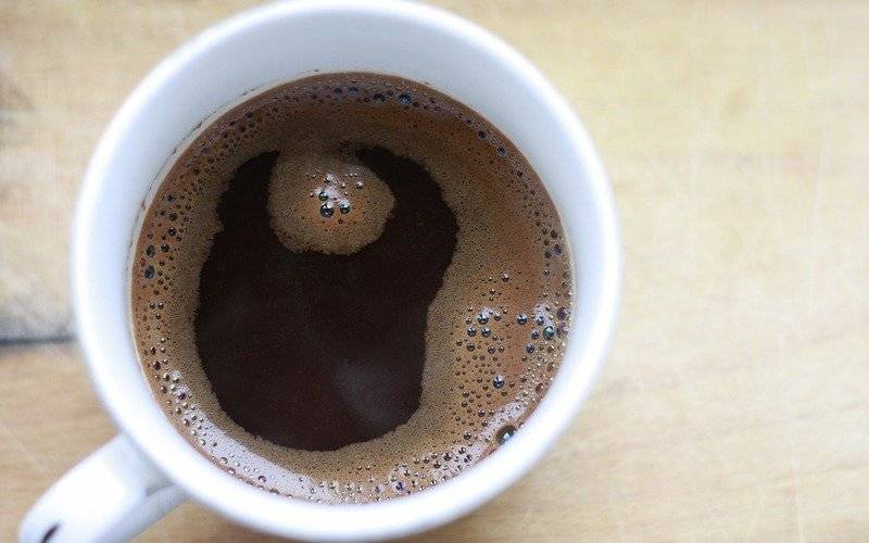 10 способов вывести пятна от кофе с белых и цветных вещей