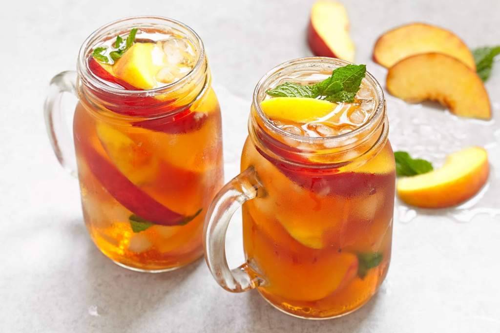 5 рецептов холодных напитков на основе чая матча, тегуанинь и пуэр вместо фруктовых лимонадов