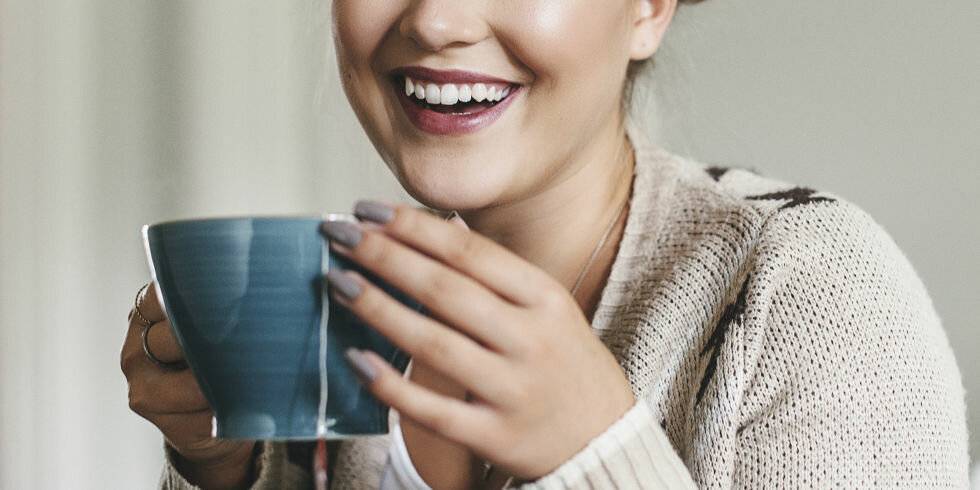 10 способов вывести  пятна от кофе с белых и цветных вещей