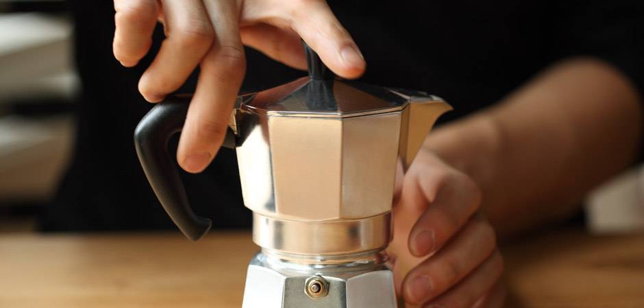 Как варить кофе в гейзерной кофеварке на газовой и индукционной плите: пошаговая инструкция