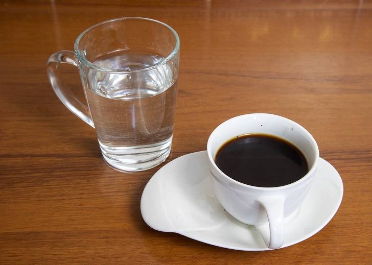 Почему кофе подают с холодной водой