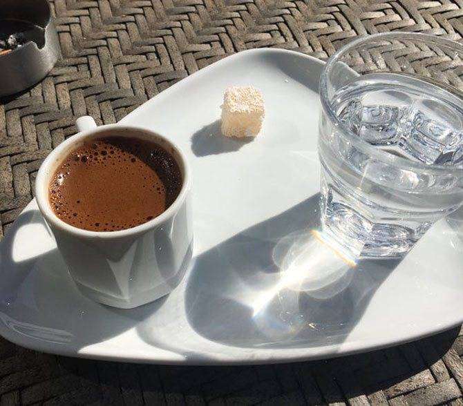 Почему вместе с чашечкой кофе подают стакан холодной воды?