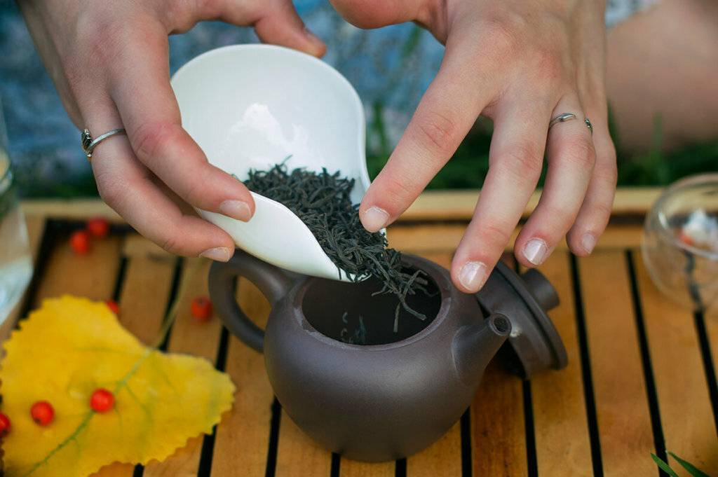Черный чай для глаз: промыть от синяков и мешков под глазами для пользы