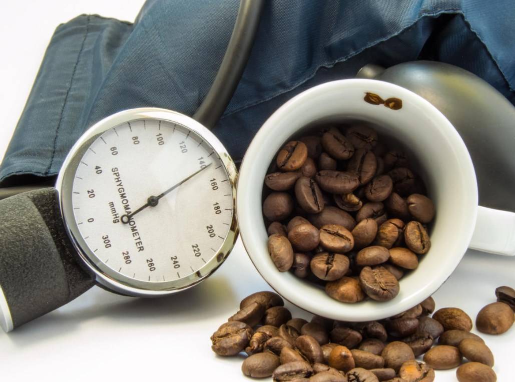 Кофе повышает или повышает давление: можно ли пить при повышенном давлении у человека