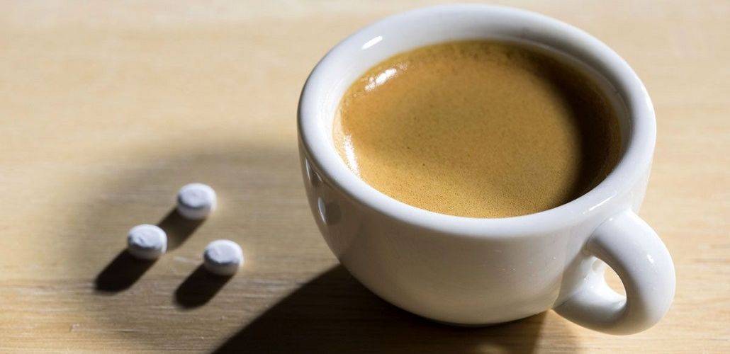 Можно ли запивать таблетки кофе: опасная смесь лекарств и кофеина