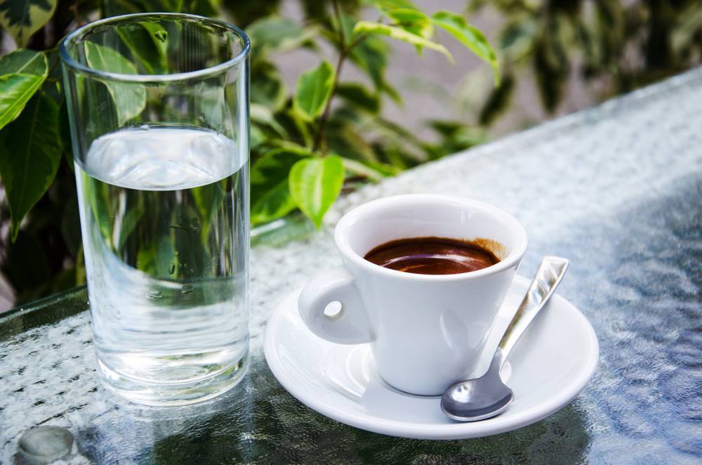 Зачем к кофе подают воду?