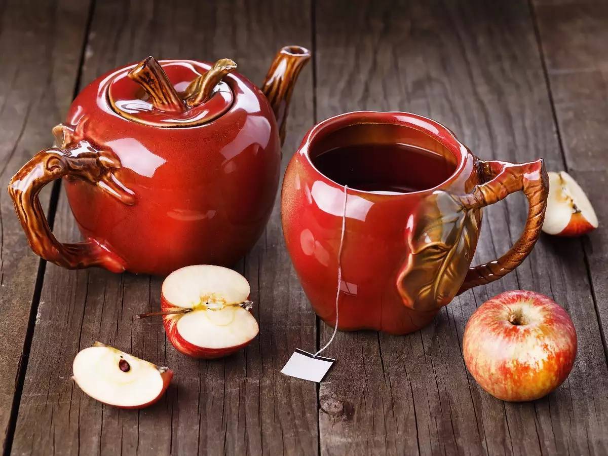 Apple cup. Чай с яблоком. Чай с яблоком и корицей. Пряное яблоко чай. Чайник яблоко.