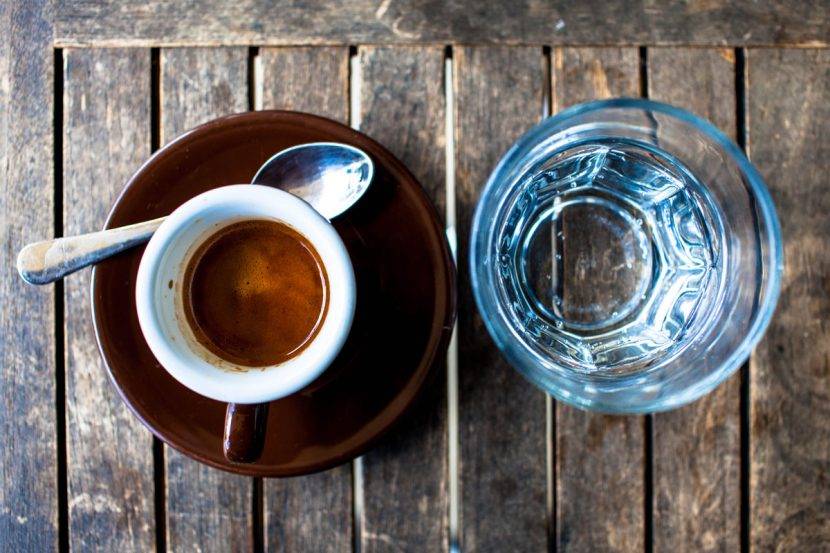 Зачем к кофе подают воду - здоровье | доброхаб