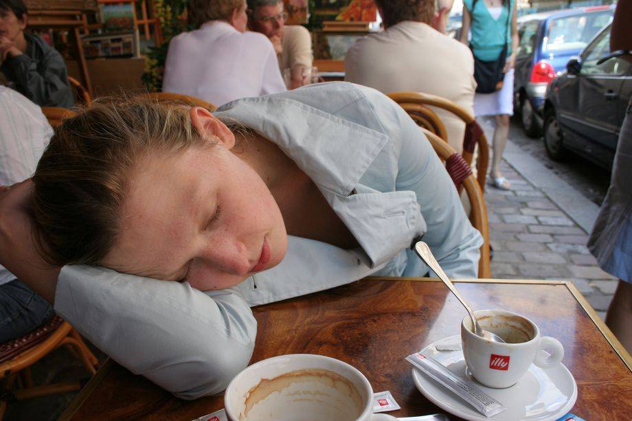 Почему после кофе хочется спать: причины сонливости от playboy | playboy