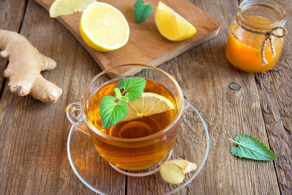 Чай с имбирем, медом и лимоном (зеленый и черный)