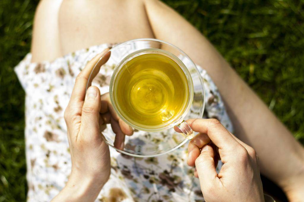 Почему горячий чай в жару остужает организм: рецепты для летней погоды