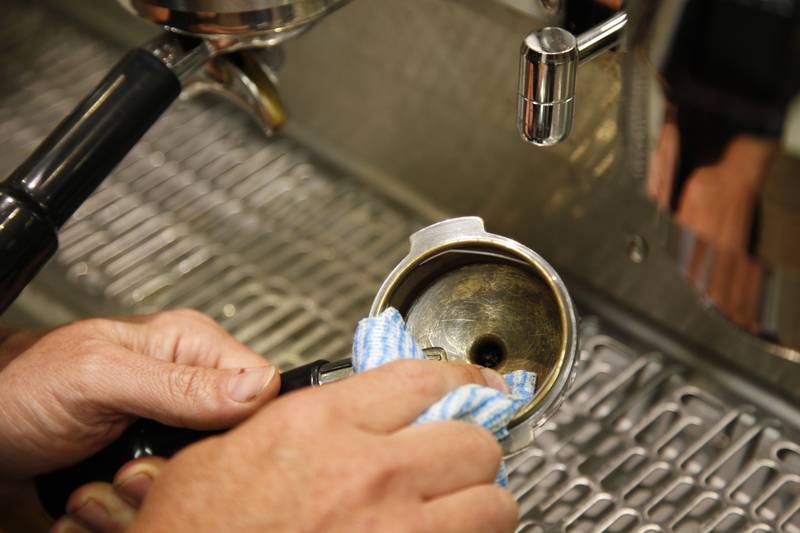 Как почистить кофеварку: капельного типа, от накипи, средства для чистки, способы и методы, полезные советы