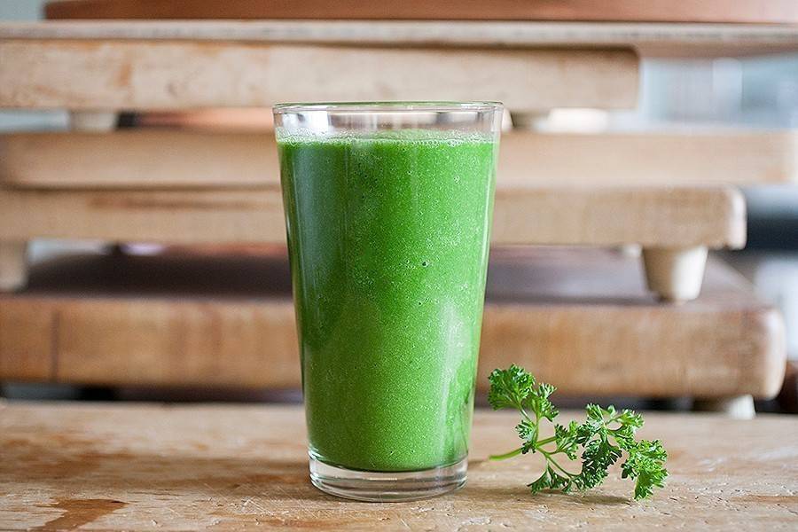 10 рецептов зеленых детокс-смузи, которые помогут очистить организм :: инфониак