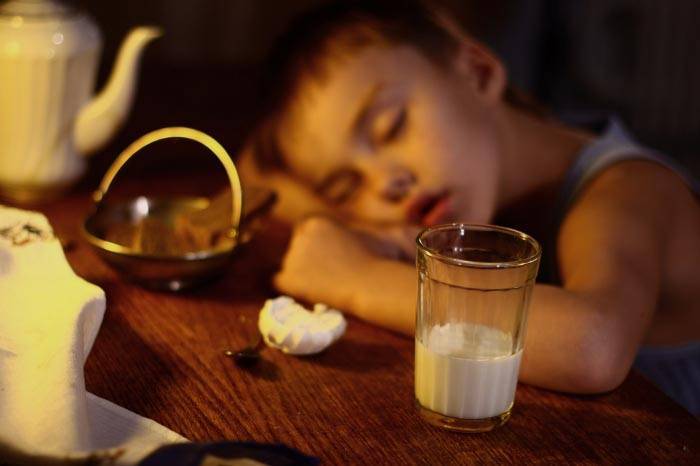Чем кормить ребенка на ужин и перед сном до года и после?