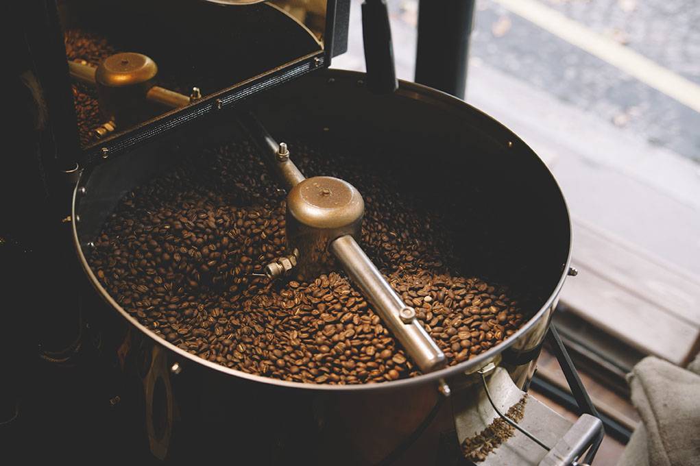 5 причин перейти на кофе в зернах свежей обжарки: советы от профи | кто?что?где?