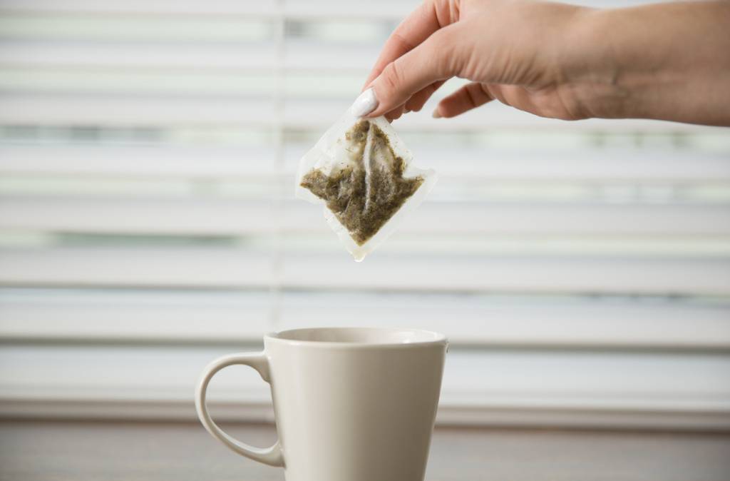 Интересные способы применения использованного чайного пакетика