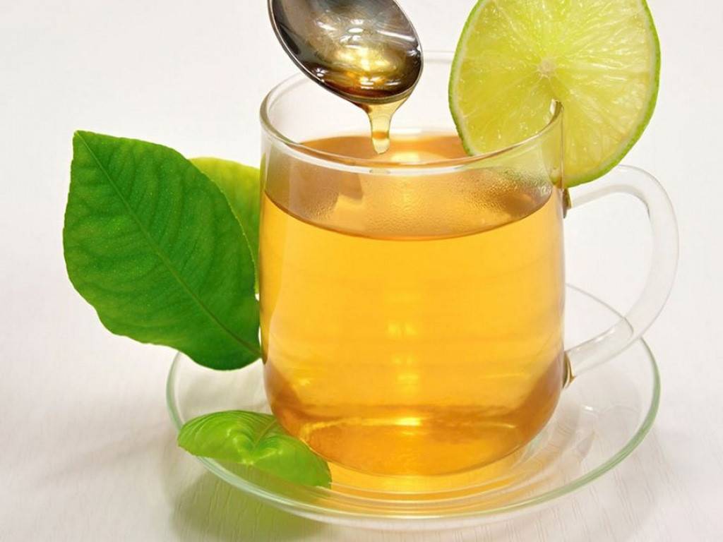 Чай с лимоном повышает настроение, способствует похудению и борется с вирусами