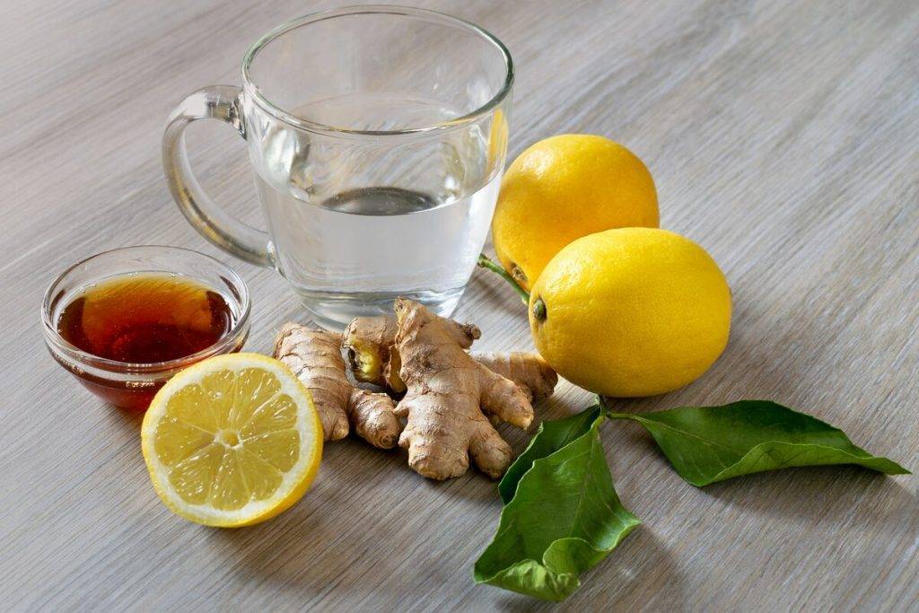 Сочетание черного или зеленого чая с медом и лимоном