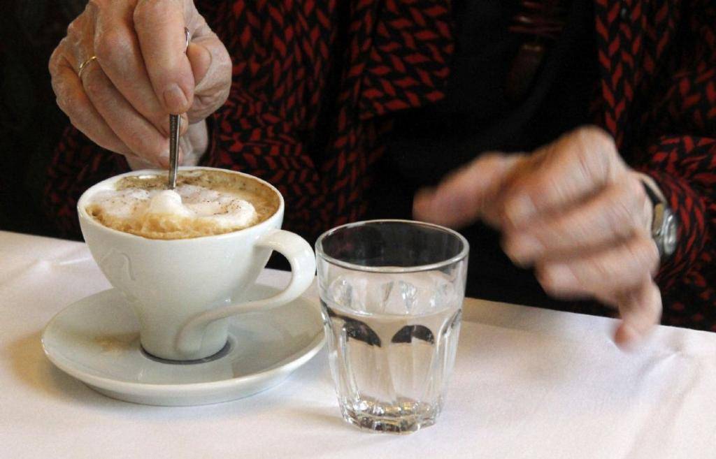 Мода или необходимость: зачем пить воду после кофе?
