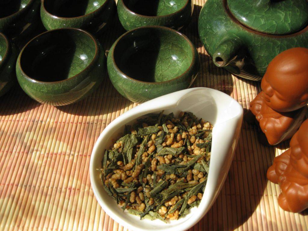 Рисовый чай генмайча: польза, вред и уникальные свойства зелёного японского сорта с жареным коричневым рисом. как заваривать напиток и можно ли сделать его самому?