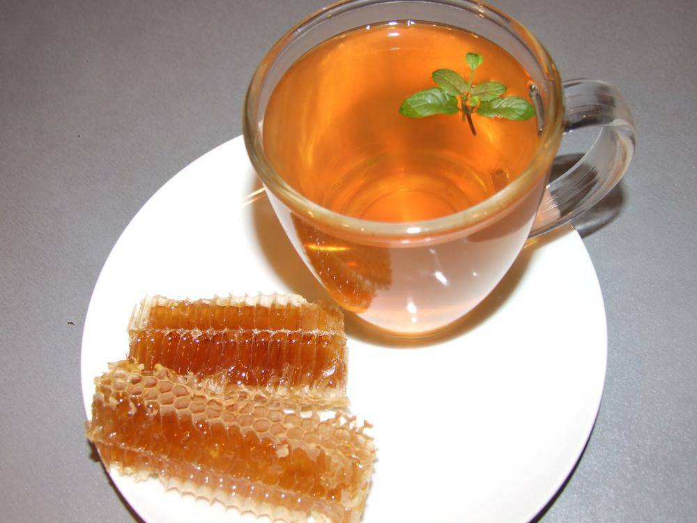 Можно ли класть мед в горячий чай: аргументы за и против