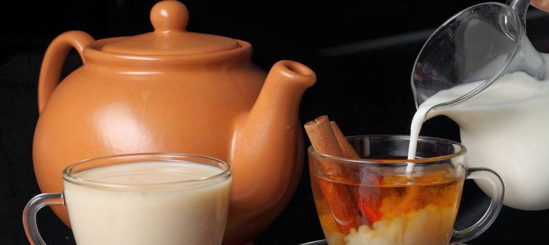 О полезных и вредных свойствах чая с молоком