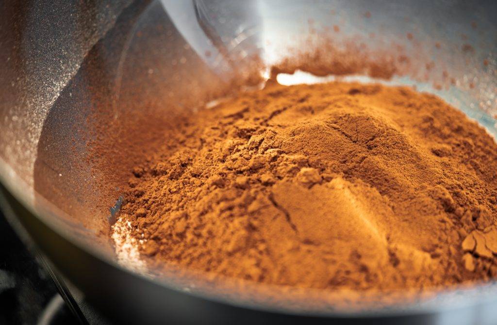 Тертое какао и порошок: отличия, как использовать, польза и вред