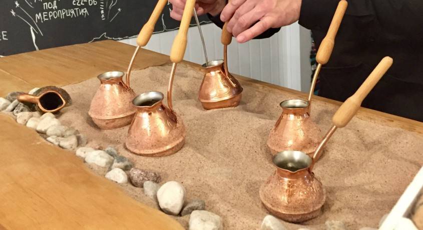 Как сварить кофе по-турецки на песке дома