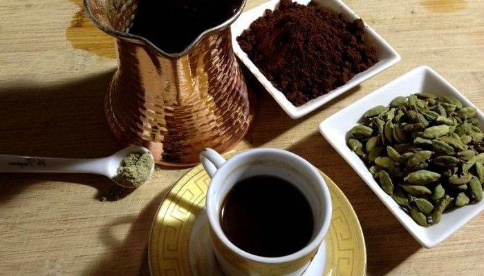 Чай с кардамоном: рецепты, польза, вред и противопоказания. как заваривать и правильно пить зеленый или черный кардамоновый чай, сколько добавлять приправы?
