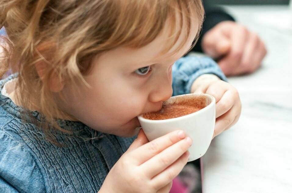 C какого возраста можно давать детям кофе |со скольки лет можно кофе: польза и вред для детей