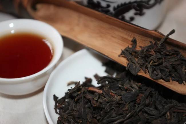 Китайский красный чай с нотками цветочных композиций