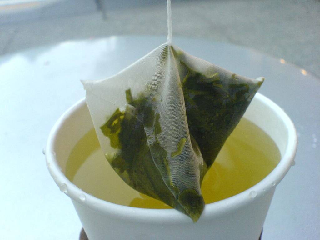 Как использовать зеленый чай для кожи вокруг глаз