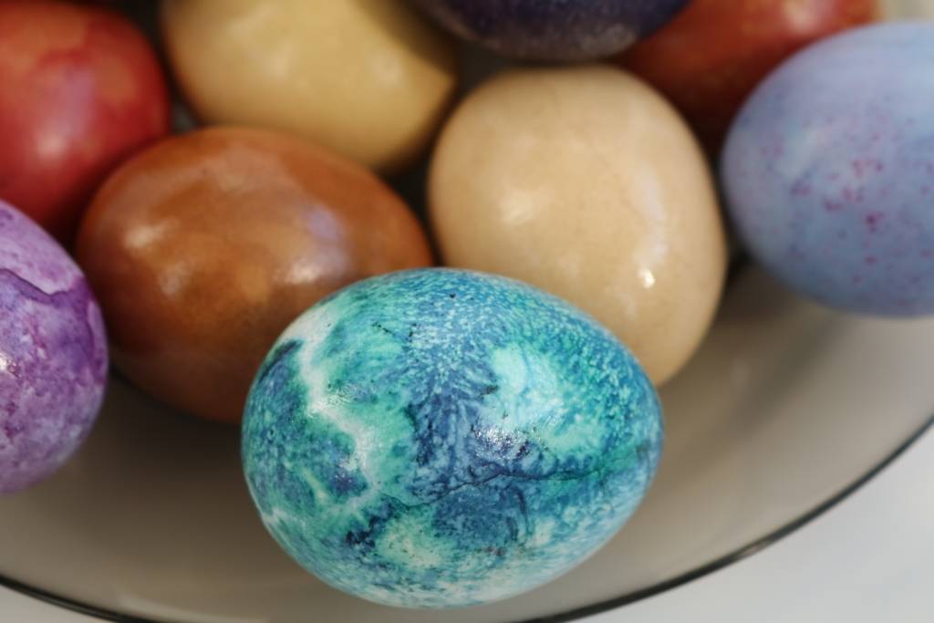 Как покрасить яйца на пасху натуральными красителями - рецепты на скорую руку