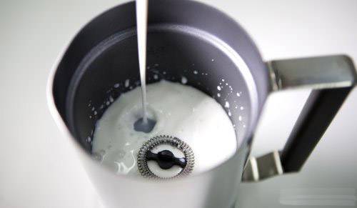 Особенности механических и ручных капучинаторов: как правильно взбивать молоко