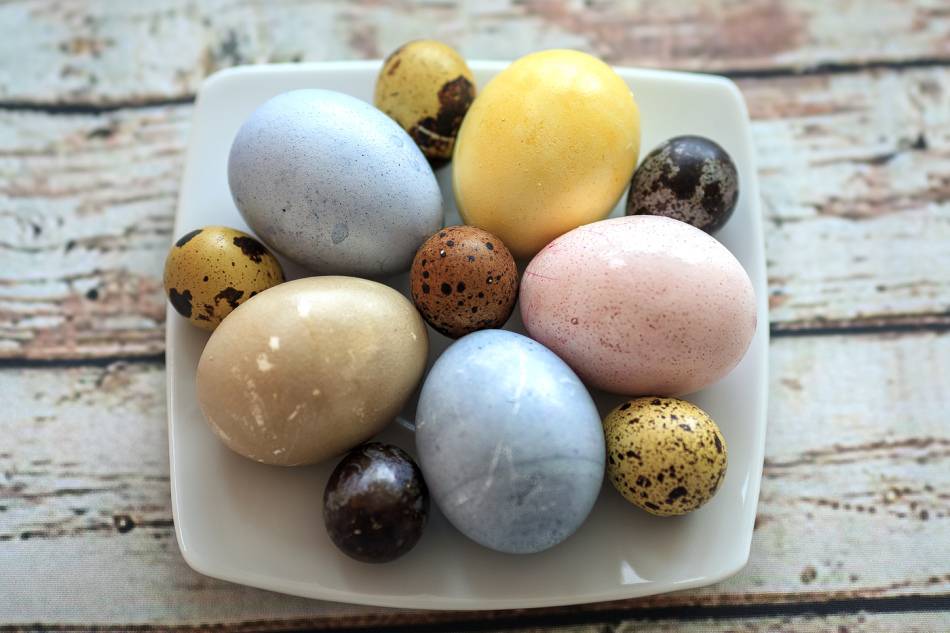 Как покрасить яйца на пасху 2021 года своими руками в домашних условиях