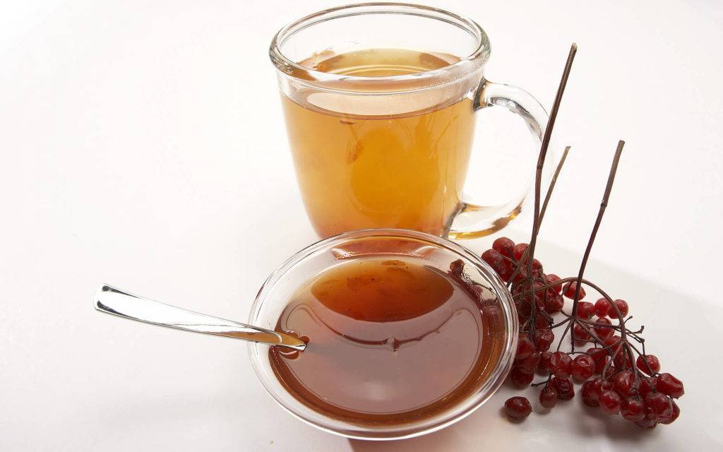 Мед с горячим чаем: можно ли добавлять, как сохранить полезные свойства