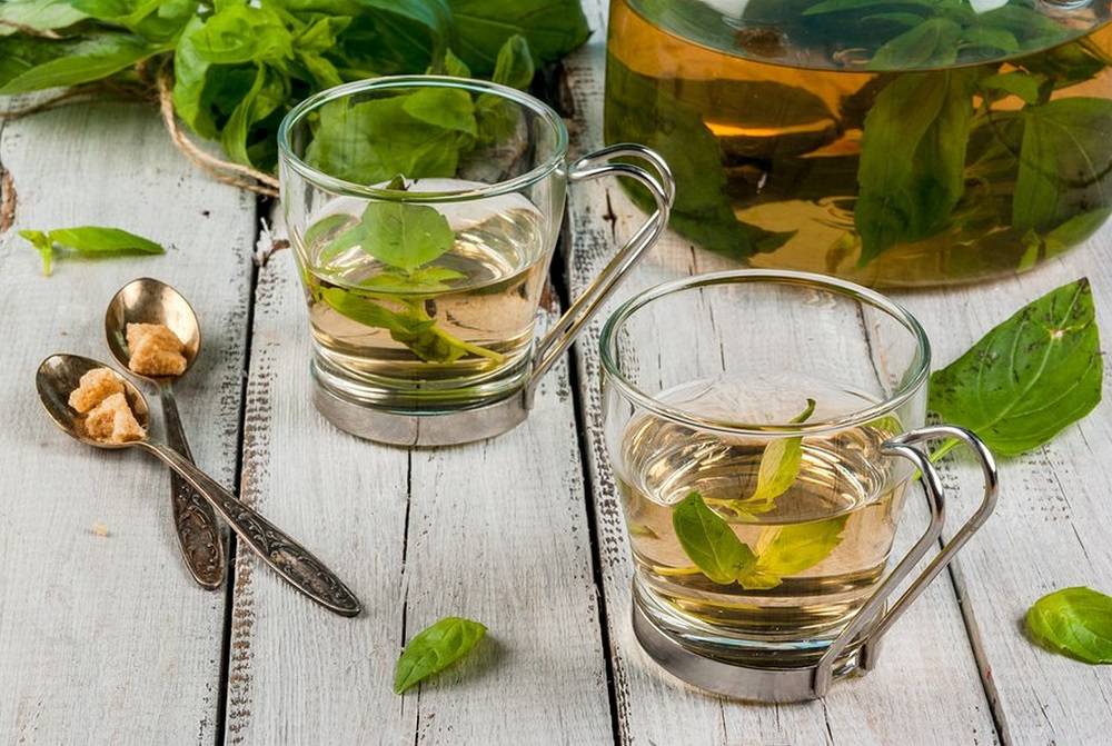 Как заваривать чай из листьев малины, какие заболевания им лечат? польза и вред чая на основе листьев малины, противопоказания