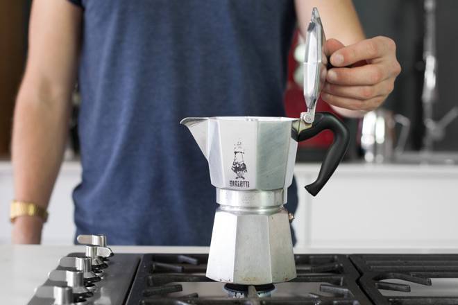 Как варить молотый кофе в кастрюле на плите