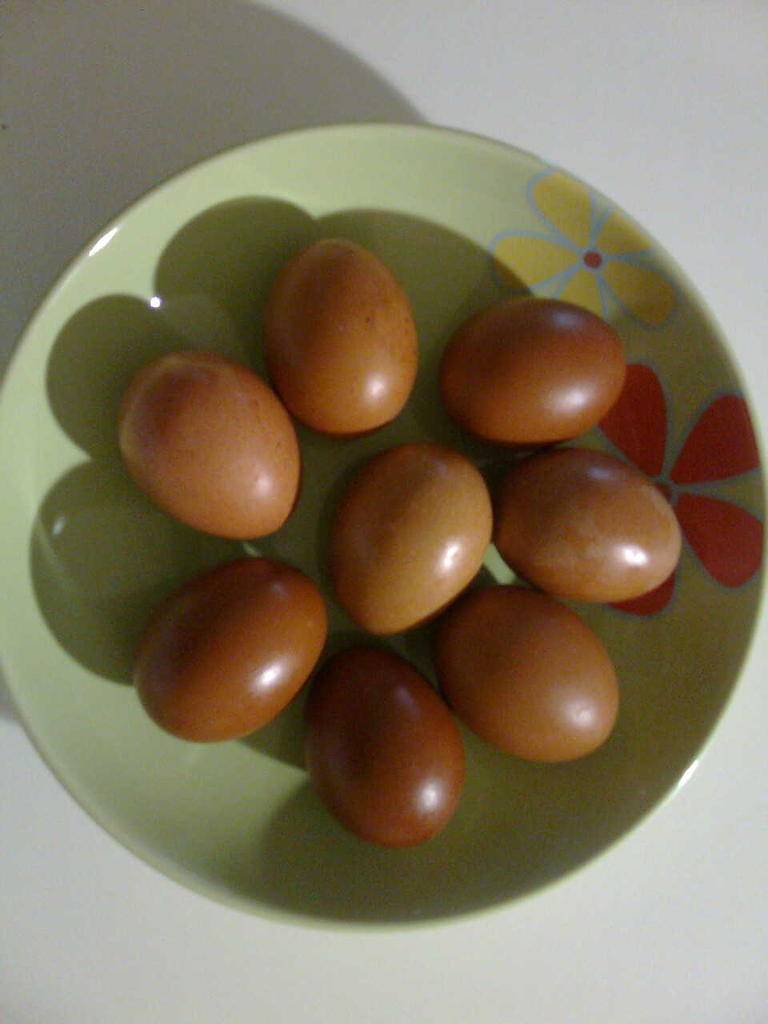 Скоро пасха! как можно и как нельзя красить яйца? | энтеросгель